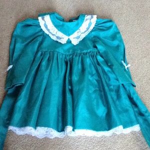 Laced vintage green dress with bows on arms
